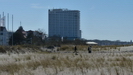 Blick über die Dünen auf das Hotel Neptun, dem größten Hotel in Warnemünde
